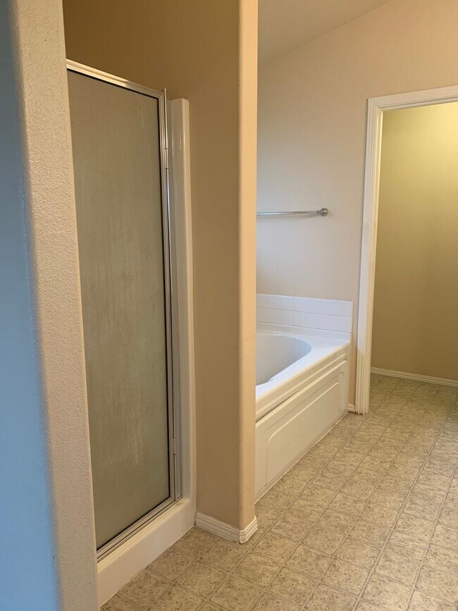 Building Photo - Great 3BD 2.5BA Fisher's Landing! Large Fe...