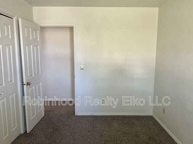 Building Photo - 132 Flora Pl