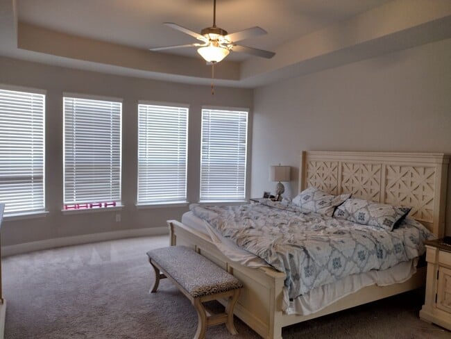 Building Photo - Beautiful 4 bedroom with a pool!!!