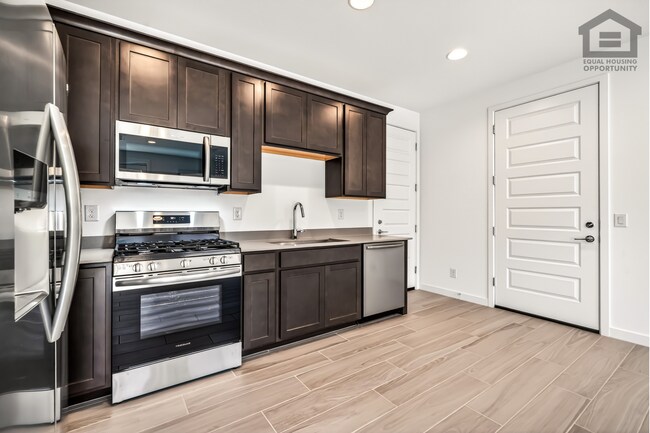 Building Photo - 4Bed/3Bath House at Thomas Rd/99th Ave! Ready for Immediate Move-In! -- Mother-In-Law Suite W/Pri...