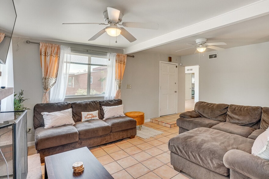 Building Photo - 858 E Alturas St