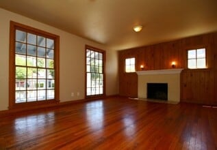 Building Photo - FOUR bedroom in Prime Location!