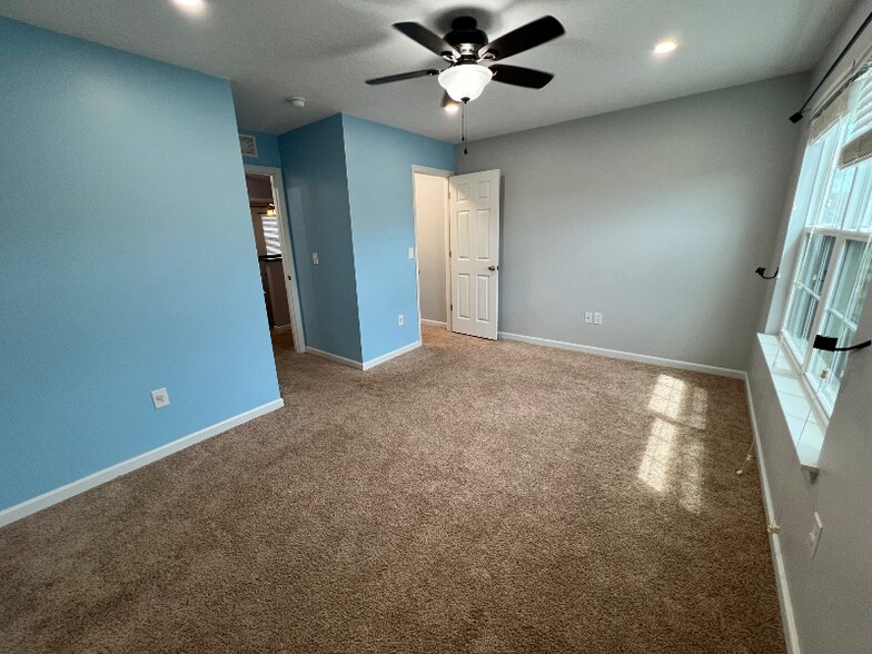 Building Photo - 820 Harbor Woods Dr