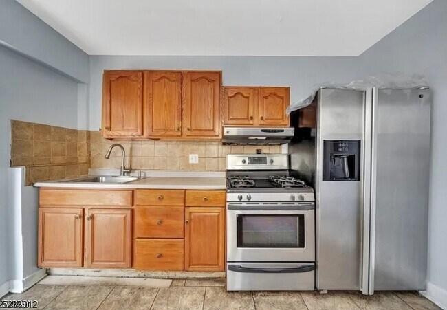 Building Photo - 550 Spring St