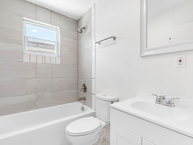 Building Photo - Affordable 3/1.5 West Tampa Home