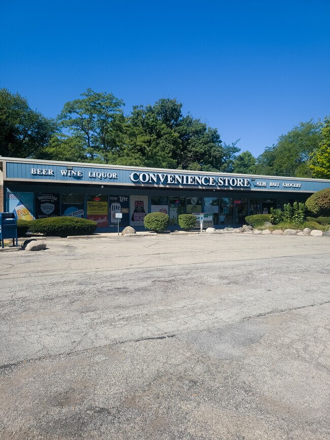 Building Photo - 5811 Oakwood Dr