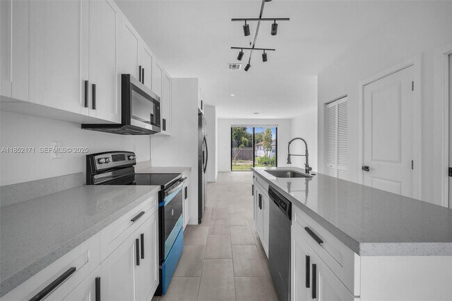 Building Photo - 309 NW 7th Ct