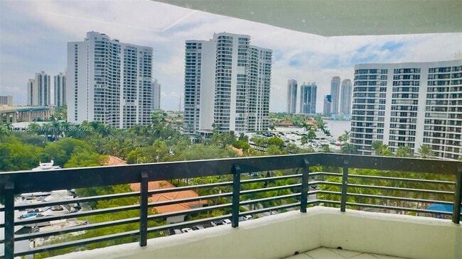 Building Photo - 3500 Mystic Pointe Dr