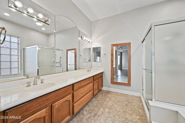 Building Photo - 6520 W Robin Ln