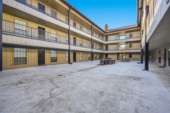 Building Photo - 2401 Leon St