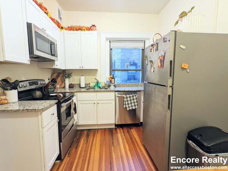 Building Photo - 1463 Beacon St