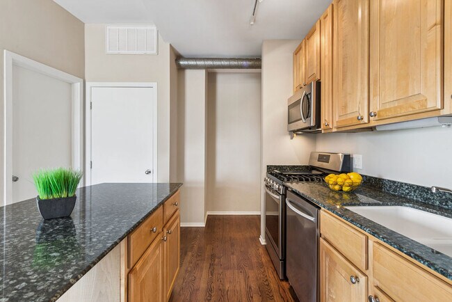 Building Photo - 811 S Lytle St