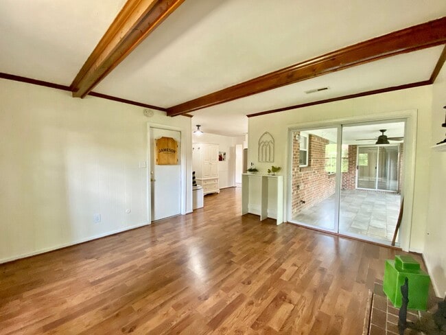 Building Photo - Charming Ranch-Style Home With Garage Avai...