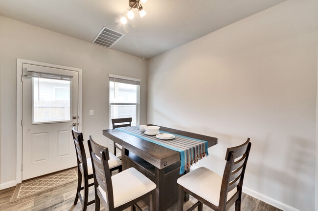 Building Photo - 3422 Couch Dr