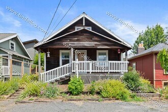 Building Photo - Pet Friendly 4 bedroom 2 bathroom home located blocks from University of Portland!