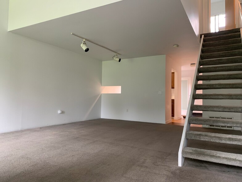 Dinning area with pass through to kitchen! - 1049 Danby Rd
