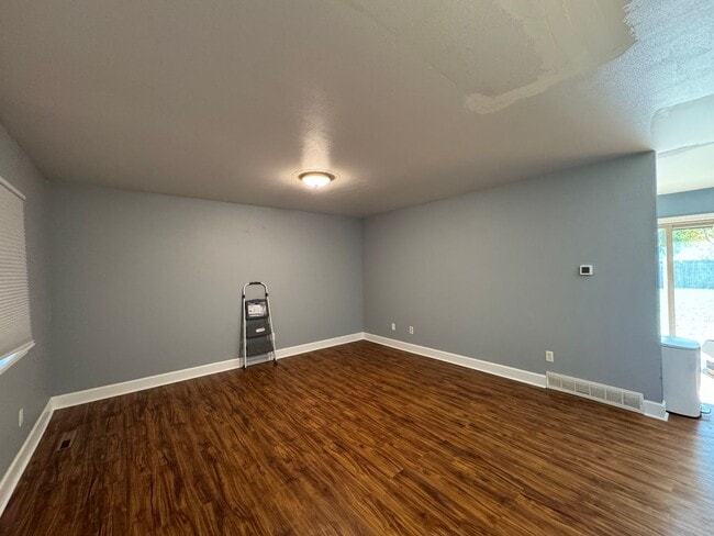 Building Photo - Great Tri-level home-Half of November Free!