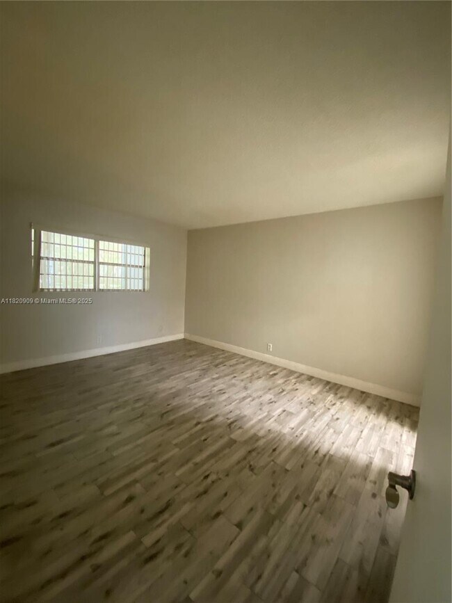 Building Photo - 5181 W Oakland Park Blvd
