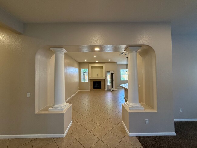 Building Photo - 4-bedroom single story in Sylvan School District!