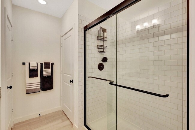 Building Photo - 650 Waters Edge Ln