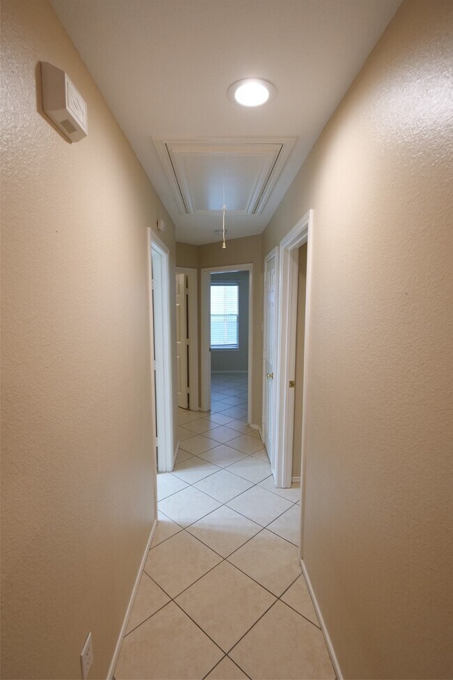 Building Photo - 15503 Clear Valley Dr