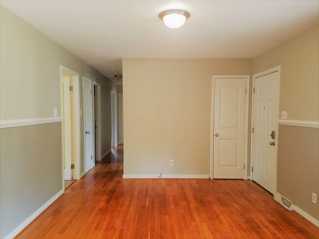 Building Photo - Spacious ranch home for rent