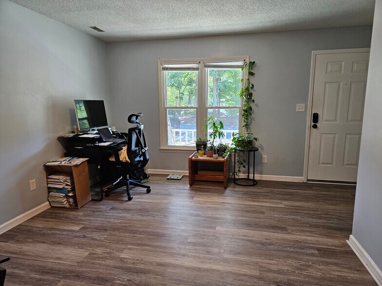 Building Photo - 117 Forest Oaks Dr