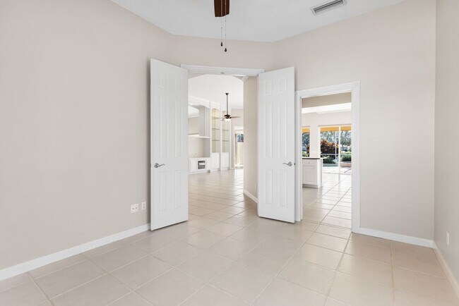 Building Photo - ** ISLAND WALK ** 3 BED + DEN / 2.5 BATH -...