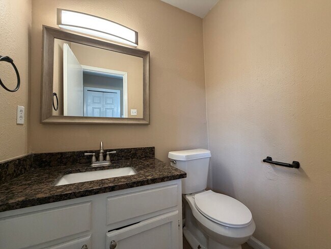 Building Photo - South Side Two Story Townhome!!