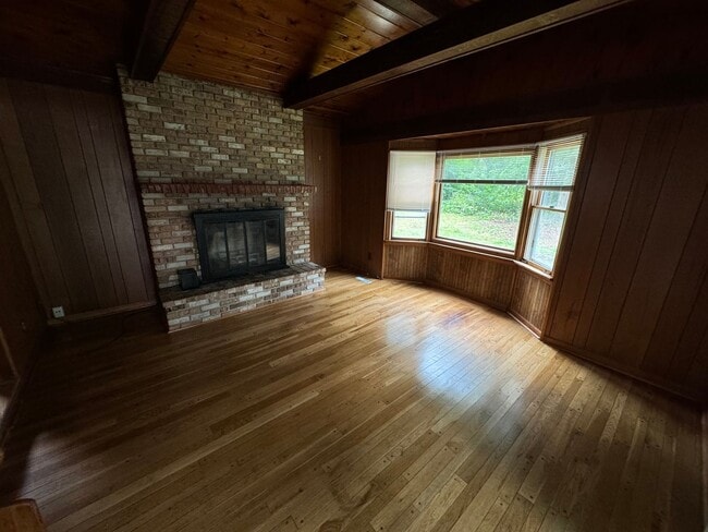 Building Photo - Lovely Ranch house available