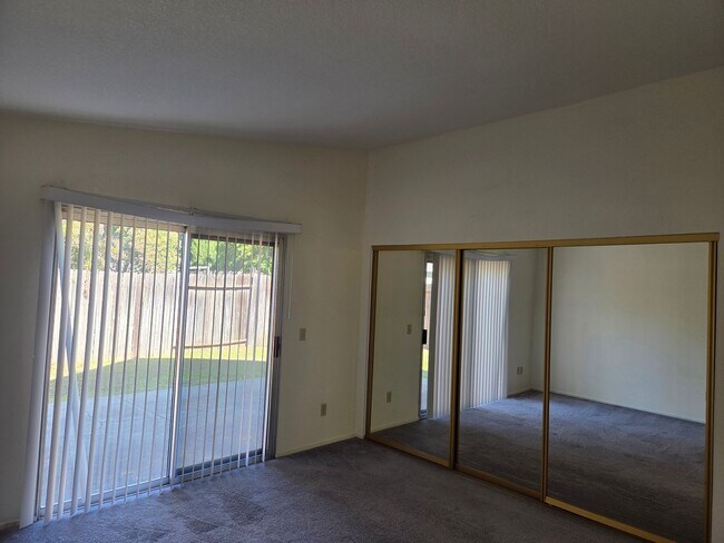 Building Photo - 203 Catalpa Ln