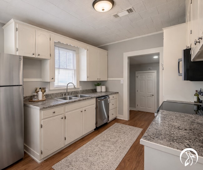 Building Photo - Spacious and Convenient