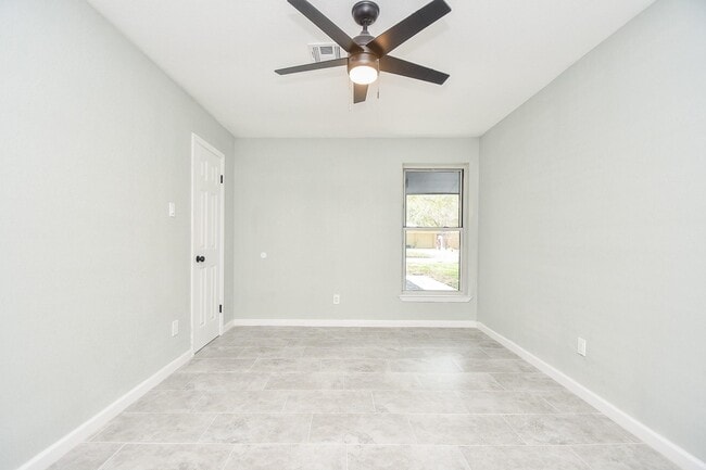 Building Photo - 5850 Duxbury St