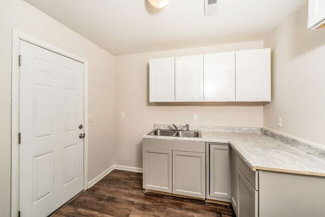 Building Photo - $1,199! 3Bed/ 1 Bath House! North of Birmingham! Save 50% off the first full month's rent. Apply ...