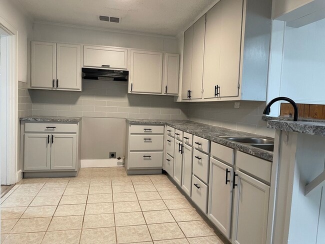 Building Photo - Renovated Charm Meets Modern Comfort – 3-B...