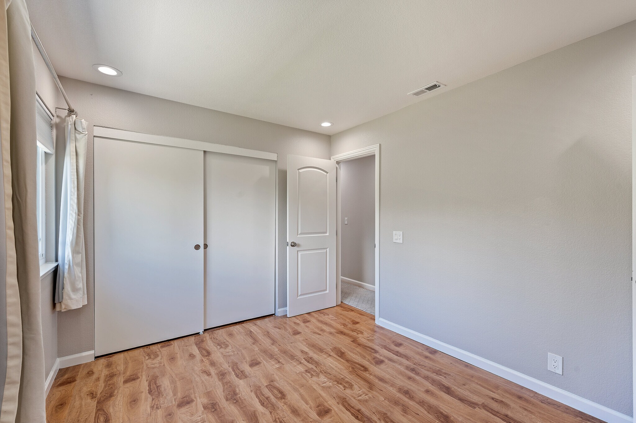 Building Photo - 3661 Slopeview Dr