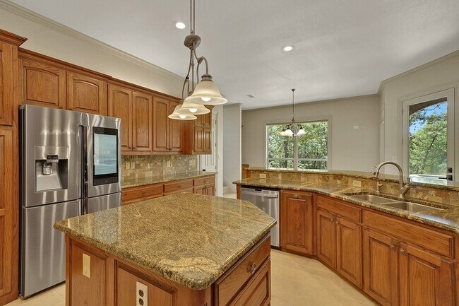 Building Photo - 10111 Bluffview Cir