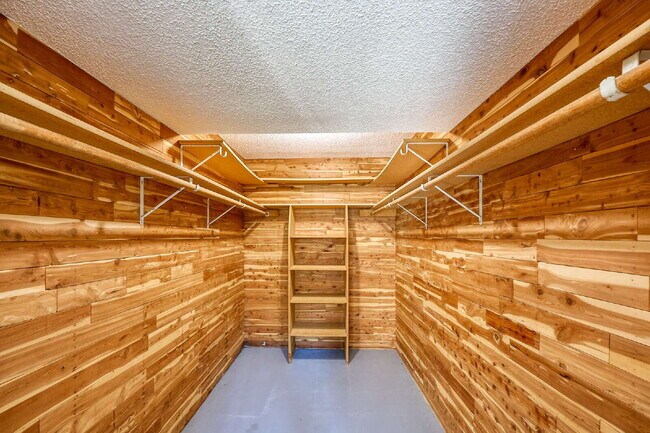 Building Photo - 5 Bedroom Chanhassen Home with fully fenced backyard, basketball court, garden beds.  Fabulous Ho...