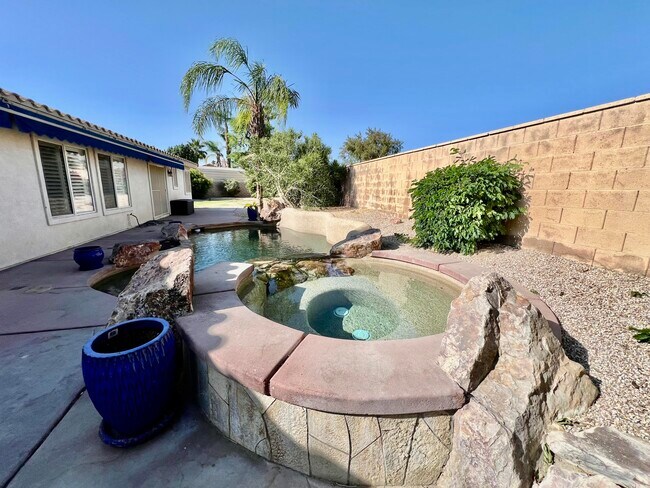 Building Photo - 78825 Zenith Way