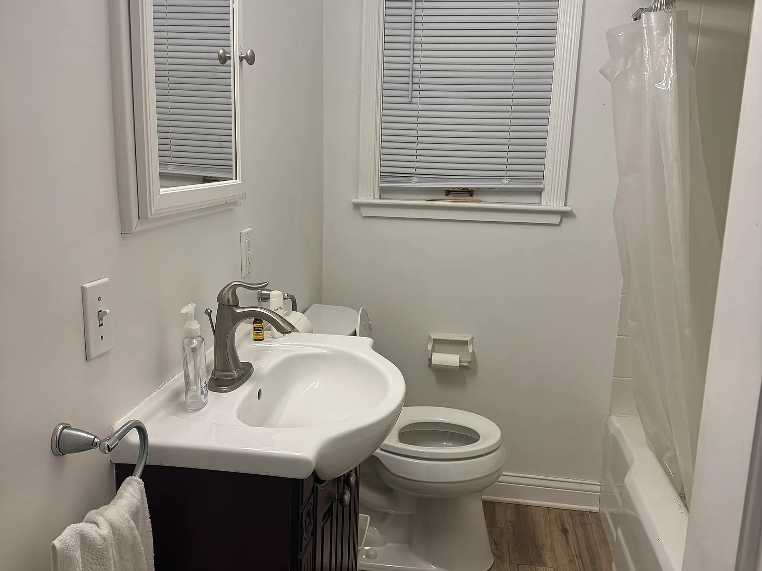Bathroom w/tub and shower - 1368 Doten Ave