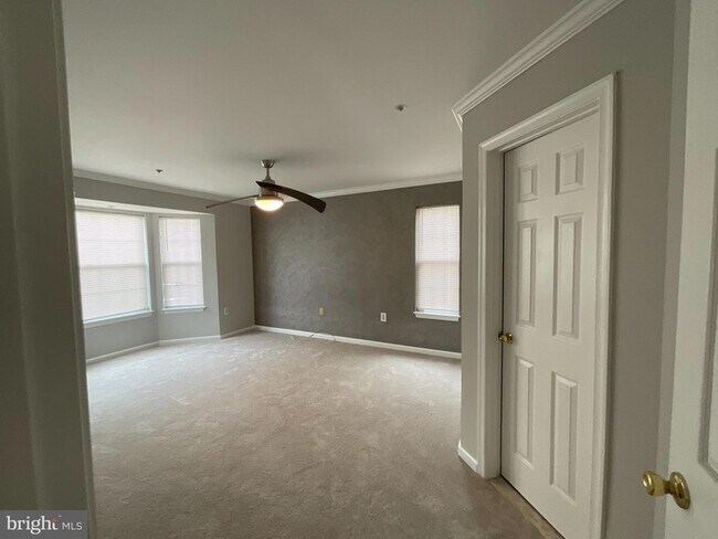 Building Photo - 9808 Lake Point Ct