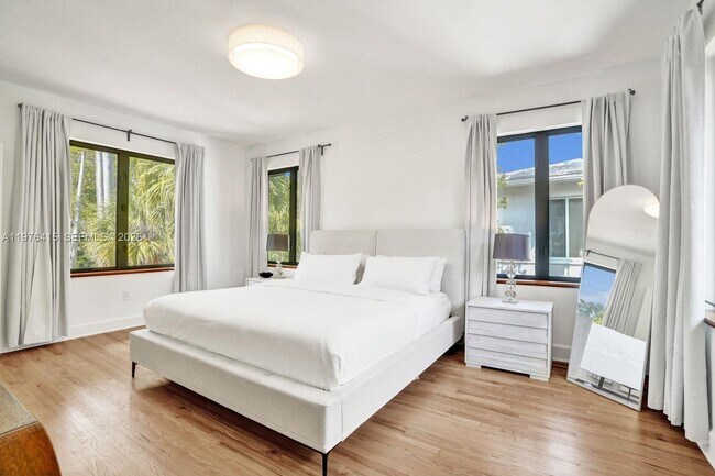 Building Photo - 5735 N Bay Rd