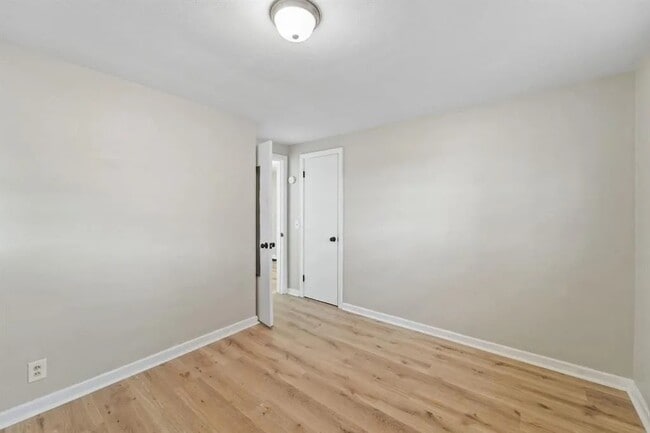 Building Photo - 13 Brookside Ave W