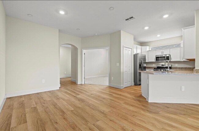 Building Photo - 15519 Sunny Day Dr