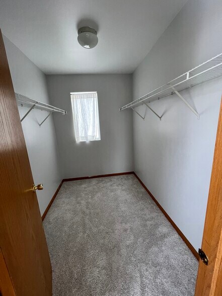 Building Photo - 1470 Millbrook Dr