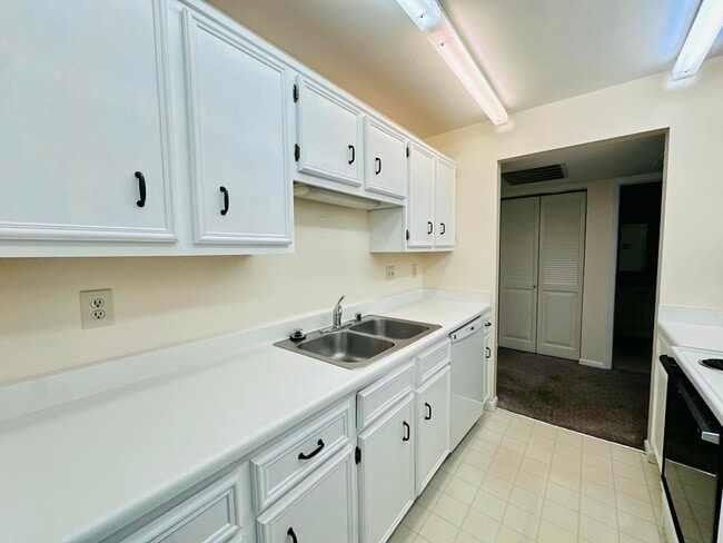 Building Photo - 937 Heritage Ct