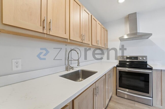 Building Photo - 1031 E Roosevelt St