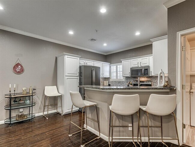 Building Photo - 6162 N Brookline Ave