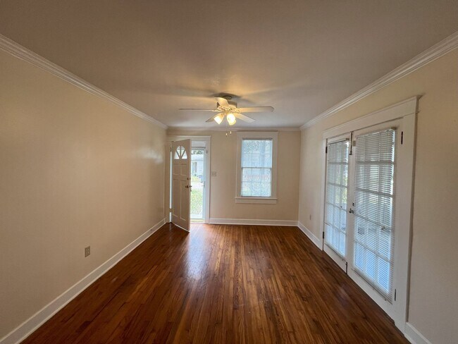 Building Photo - 843 Ingleside Dr