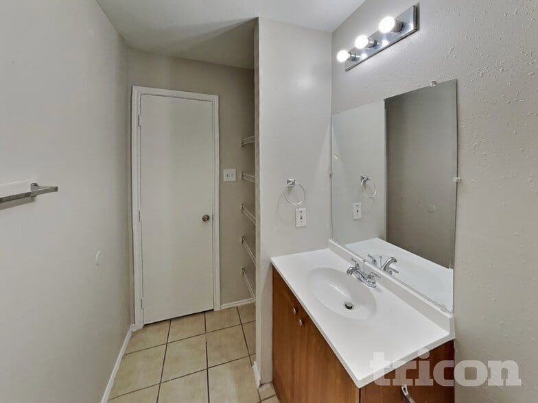 Building Photo - 12844 Edgewood Park Dr